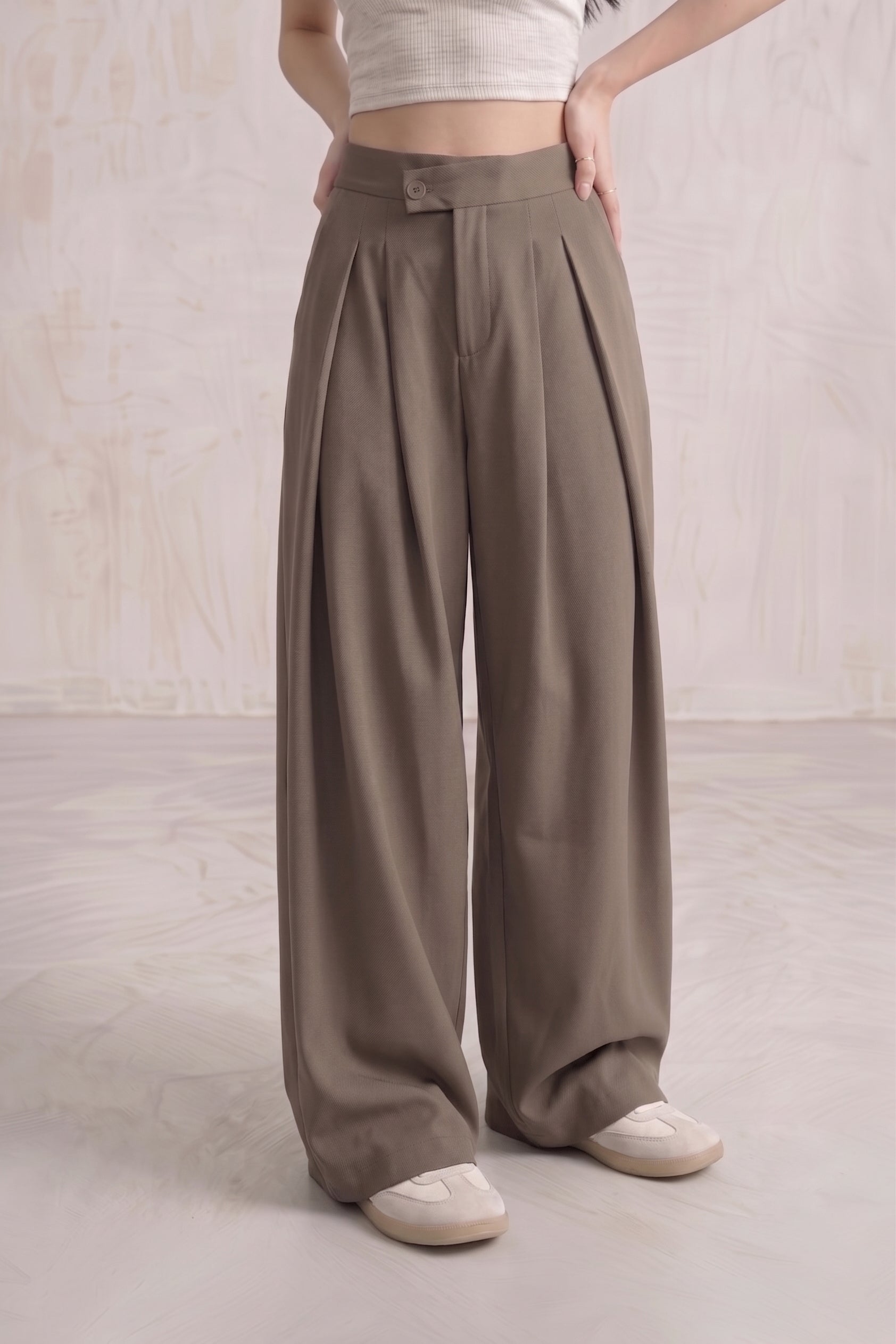 The Solenne Pleated Trousers — Mocha Mist